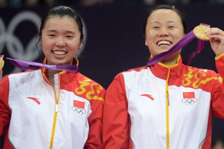 Pebulu tangkis ganda putri China, Tian Qing (kiri), dan rekannya, Zhao Yunlei, berfoto dengan medali emas Olimpiade London yang mereka raih setelah mengalahkan Mizuki Fuji/Reika Kakiiwa (Jepang), 4 Agustus 2012.