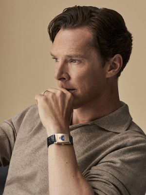 Benedict Cumberbatch dengan jam tangan Jaeger-LeCoultre