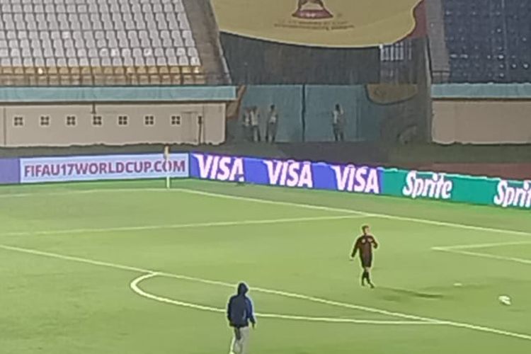 Ofisial pertandingan mengecek aliran bola di lapangan Stadion Si Jalak Harupat. Dimana laga sempat dihentikan sementara karena petir dan hujan di pertandingan timnas U17 Senegal vs Polandia Grup D Piala Dunia U17 2023, Selasa (14/11/2023).