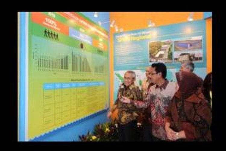 Menteri Pekerjaan Umum Djoko Kirmanto pada acara Stakeholder’s Forum (SF) di Grand City Convex, Surabaya, Rabu (21/5/2014).
Djoko mengungkapkan, pemerintah membutuhkan setidaknya Rp 274,8 triliun untuk pengembangan air minum dan Rp 385,3 triliun untuk sanitasi yang layak di seluruh Indonesia.