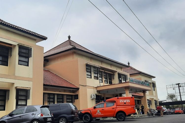 Petugas Kepolisian sedang memeriksa tempat kejadian aksi perampokan Kantor Dinas Pendidikan Kabupaten Tasikmalaya, Jawa Barat, yang menyekap 3 petugas piket di kantor tersebut, Senin (20/6/2022).