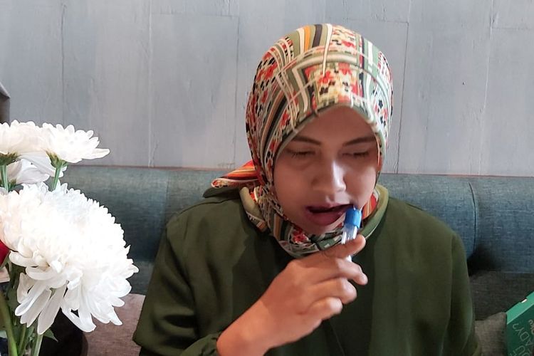 Pengambilan sampel dilakukan dengan cara mengusap dinding pipi dengan kit yang sudah disediakan.