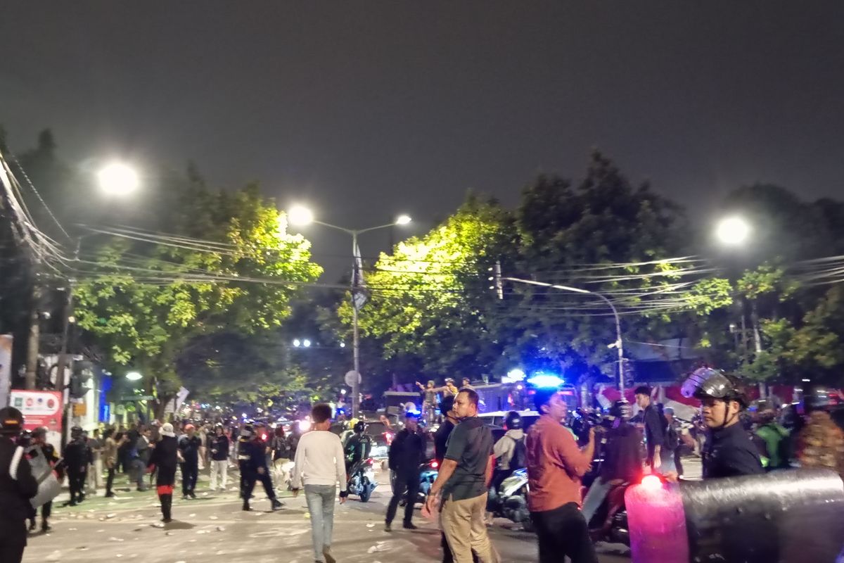 Sempat Tarik Ulur, Massa Pelajar STM dan HMI di Kantor KPU Membubarkan Diri