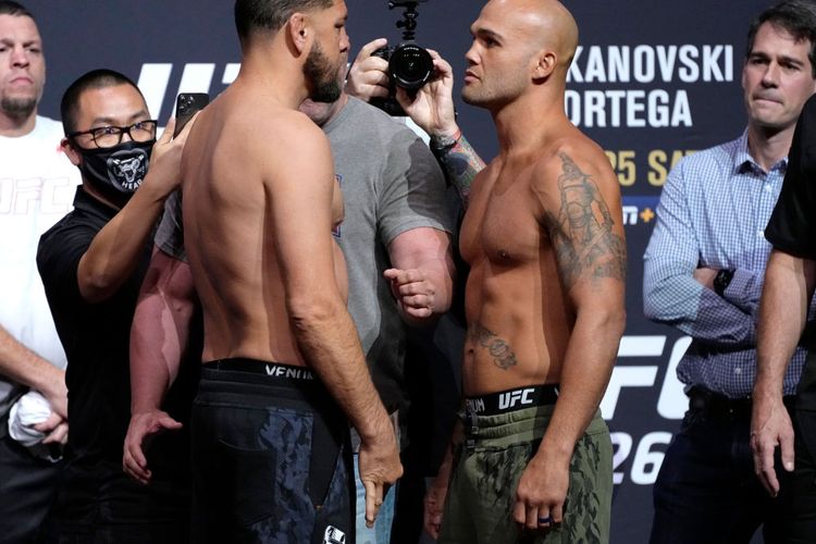 Nick Diaz harus mengakui keunggulan Robbie Lawler dalam sebuah pertarungan kelas menengah UFC 266, Minggu (26/9/2021) pagi WIB. Dalam foto ini, keduanya bertatap muka di acara timbang badan sebelum laga.