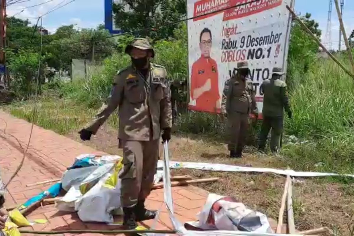 Satpol PP Tangerang Selatan menertibkan sejumlah alat peraga kampanye (APK) yang melanggar aturan, Rabu (2/12/2020)