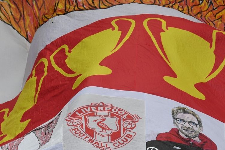 Suporter Liverpool membentangkan spanduk jelang laga versus Tottenham Hotspur dalam lanjutan Liga Inggris, 31 Maret 2019. 