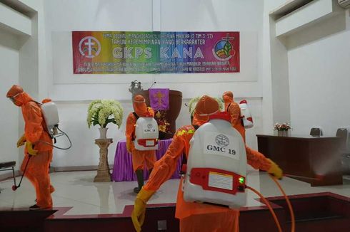 Bermodal Jas Hujan, Angel bersama Kelompok Muda-mudi Gereja Basmi Virus Corona