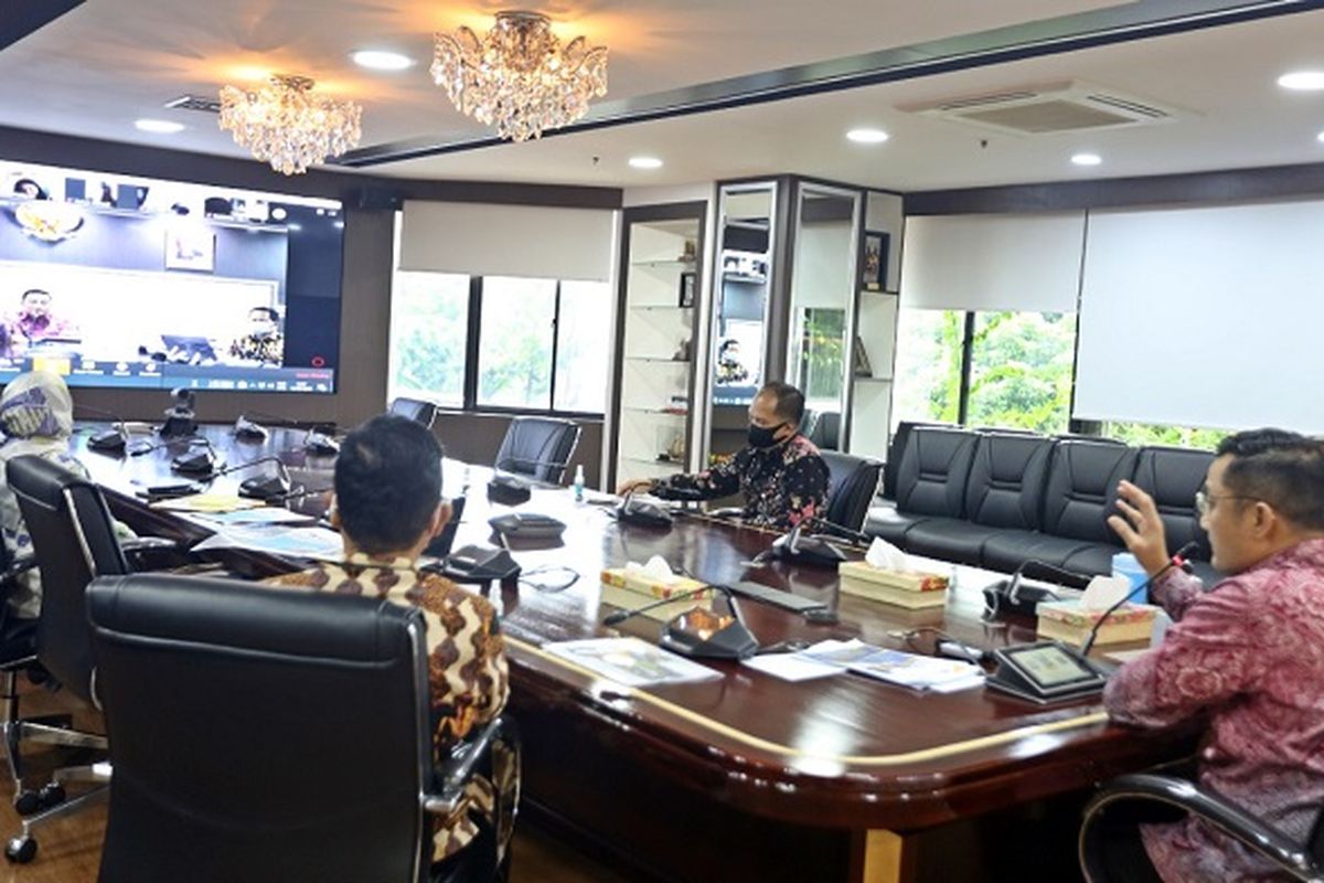 Menteri Sosial Juliari P Batubara bersama Sekjend Kemensos, Kepala BP3S, Karo Humas, dan Kepala Pusbangprof Peksos Pensos, saat seminar online Launcing Layanan Psikososial.