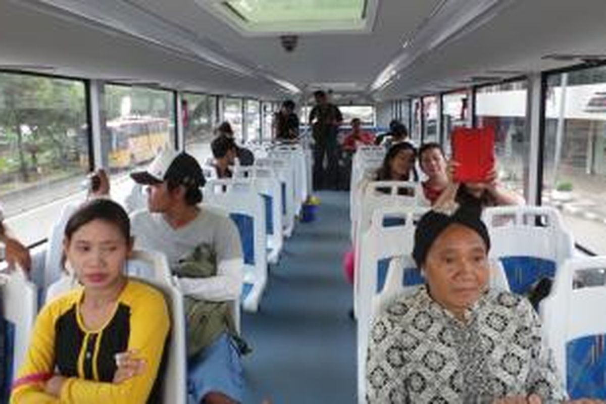 Penumpang antusias menaikkan bus tingkat wisata. Bus tingkat wisata mulai dioperasionalkan pada Senin (24/2/2014).