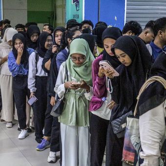 Sejumlah pencari kerja antre saat mengikuti Pameran Bursa Kerja di Depok Town Square, Kota Depok, Jawa Barat, Selasa (30/7/2024). Dinas Tenaga Kerja Kota Depok menggelar bursa kerja yang diikuti 40 perusahaan dengan 2.105 lowongan pekerjaan yang bertujuan untuk mengurangi angka pengangguran. 