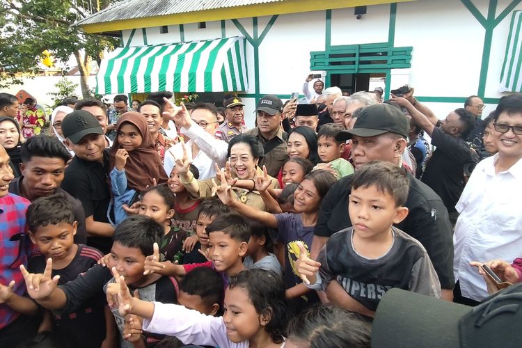 Ketua Dewan Pengarah Badan Pembinaan Ideologi Pancasila (BPIP) Megawati Soekarnoputri saat berfoto dengan anak-anak di Ende, Jumat (31/5/2024) sore. Mereka berpose tiga jari di rumah pengasingan Bung Karno, Ende.