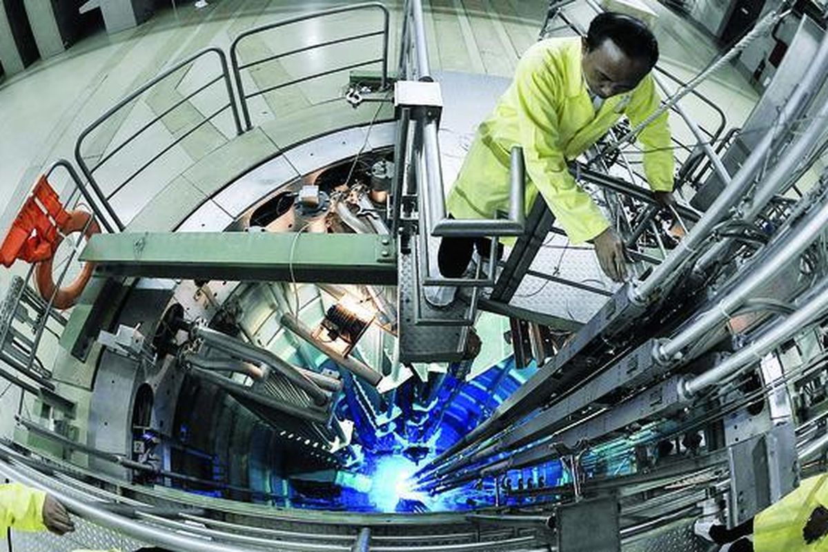 Peneliti memantau di atas kolam teras reaktor nuklir penelitian di fasilitas Reaktor Serbaguna GA Siwabessy, yang dikelola Badan Tenaga Nuklir Nasional (Batan), di Kompleks Pusat Penelitian Ilmu Pengetahuan dan Teknologi (Puspiptek) Serpong, Tangerang, Banten, Senin (21/3). 