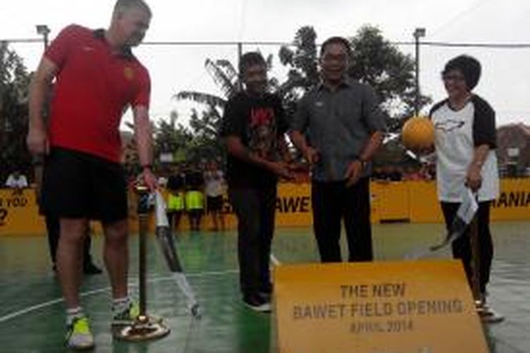 Wali Kota Bandung, Ridwan Kamil, bersama legenda Manchester United dan General Manager Chevrolet Indonesia meresmikan lapangan futsal bertaraf International bernama lapangan Bandung Wetan (Bawet) yang berlokasi di bawah kolong jalan layang Pasupati, Jalan Tamansari, Balubur, Kota Bandung, Minggu (27/4/2014).