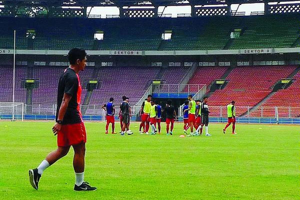 Striker tim nasional Indonesia, Bambang Pamungkas, berlatih terpisah dari tim dengan berlari-lari kecil mengelilingi lapangan dalam sesi latihan timnas menjelang Piala ASEAN Football Federation 2012 di Stadion Utama Gelora Bung Karno, Jakarta, Jumat (2/11). Menurut ofisial timnas, ia mengalami lecet kaki dan tidak bisa bergabung dalam latihan bersama rekan-rekannya.