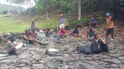 Polisi Papua Jalan Kaki 4 Hari Amankan Kotak Suara, Lewati 20 Bukit dan 15 Sungai