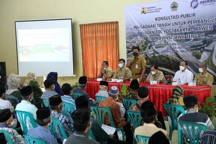 Konsultasi Publik Pengadaan Tanah untuk Pembangunan Jalan Tol Yogyakarta-Bawen di Balai Desa Kalikuto, Kecamatan Grabag, Kabupaten Magelang, Senin (31/1/2022).