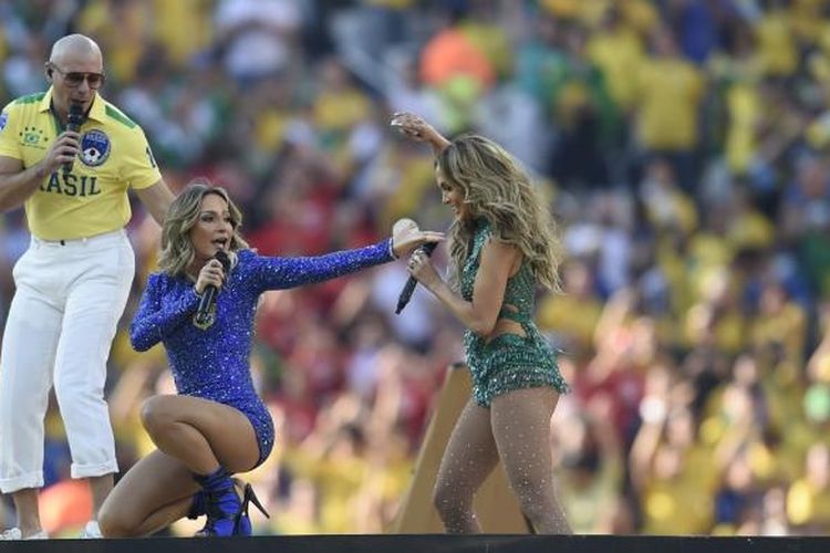 Pitbull (kiri), Claudia Leitte (tengah), dan Jennifer Lopez, menyanyikan lagu tema Piala Dunia, We Are One pada pembukaan Piala Dunia, di Corinthians Arena, Sao Paolo, Kamis (12/6/2014).