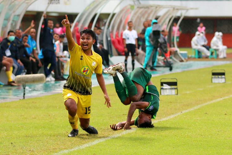 Pemain Barito Putera Muhamad Rafi Syarahil protes seusai duel dengan pemain Persebaya Surabaya Altalariq Ballah saat pertandingan pekan ke-12 Liga 1 2022-2023 yang berakhir dengan skor 3-2 di Stadion Maguwoharjo Sleman, Selasa (6/12/2022) sore.