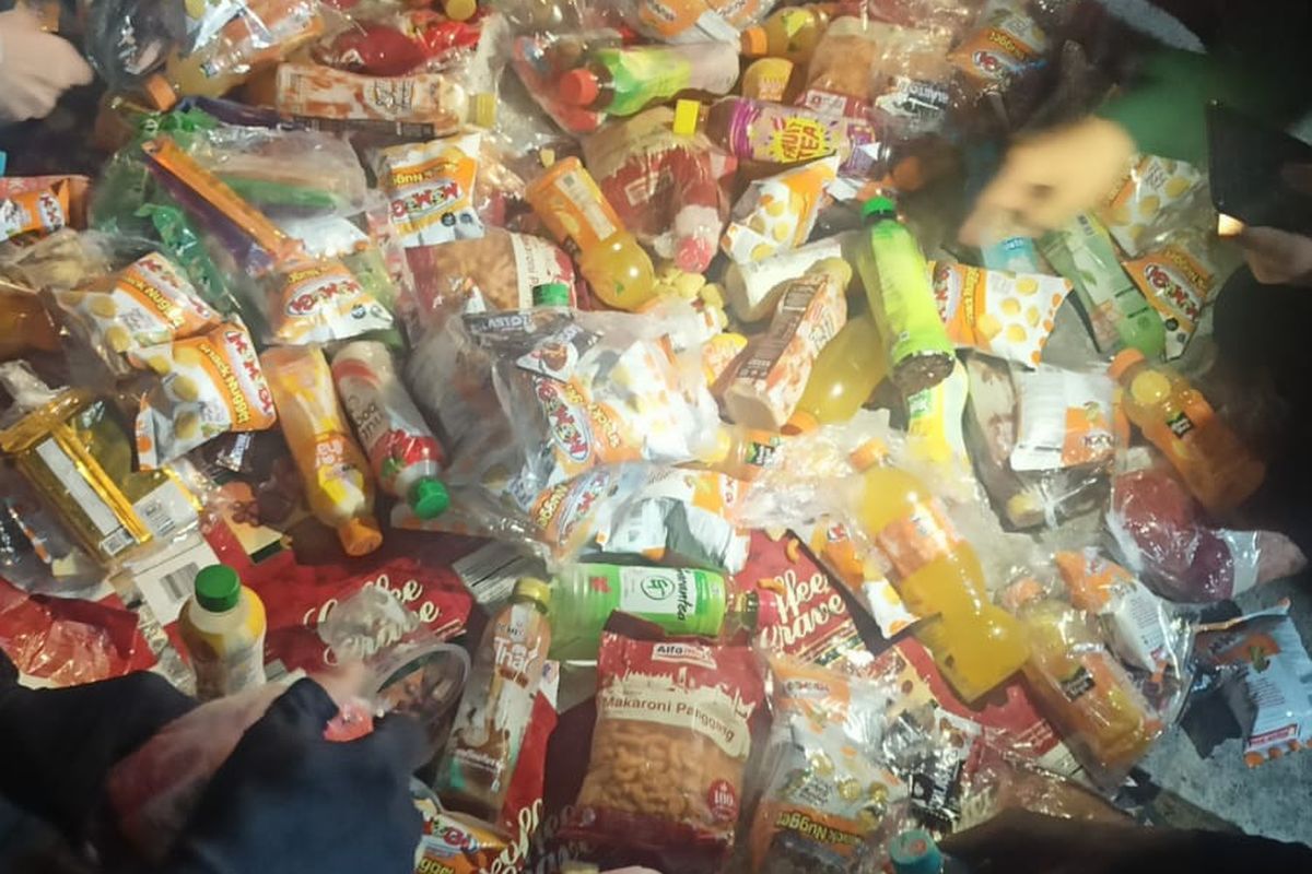 Camilan yang dibagikan panitia dalam kegiatan shalawatan dan pengajian di Desa Krecek, Kecamatan Badas, Kabupaten Kediri, Jawa Timur, Selasa (1/10/2024) malam. Sejauh ini belum diketahui camilan mana yang menyebabkan keracunan massal jemaah shalawatan tersebut.