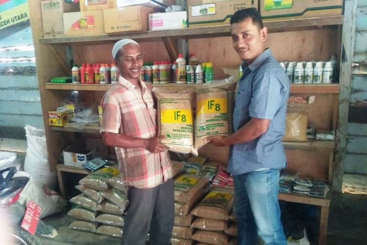 Pedagang memperlihatkan bibit padi IF8 di Desa Meunasah Rayeuk, Kecamatan Nisam, Aceh Utara, Jumat (28/6/2019)(KOMPAS.com/MASRIADI)