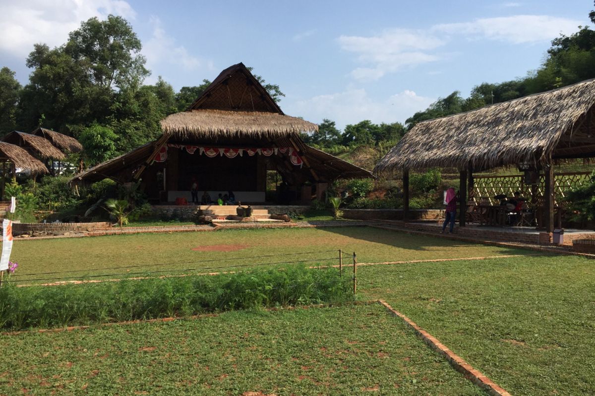 Suasana Kampung Konservasi Rimbun di Kota Tangerang Selatan, Selasa (24/10/2017) sore. Kawasan ini dijadikan Kampung Bahasa Inggris, di mana murid kelas SD sampai SMP diajarkan Bahasa Inggris secara cuma-cuma di tempat ini dengan suasana sekolah alam. 