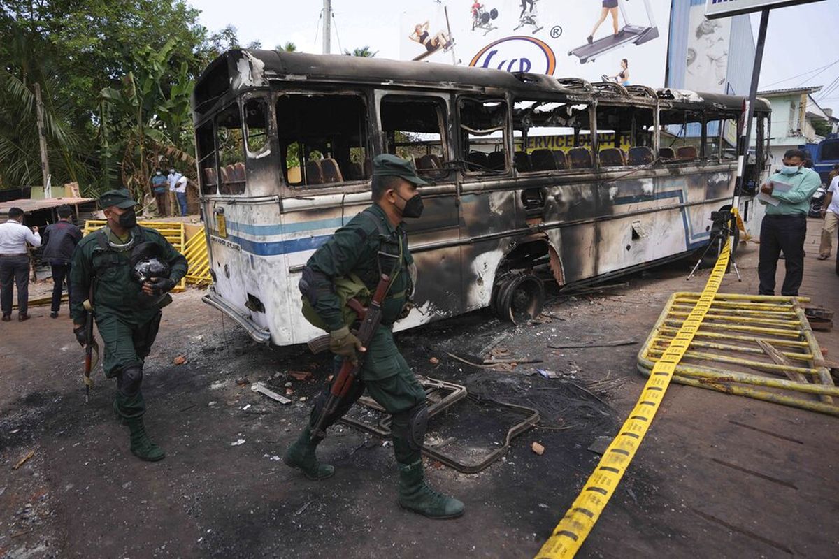 Tentara Sri Lanka tiba di lingkungan kediaman pribadi Presiden Sri Lanka Gotabaya Rajapksa yang dirusak setelah bentrokan semalam di Kolombo, Sri Lanka, Jumat, 1 April 2022. 