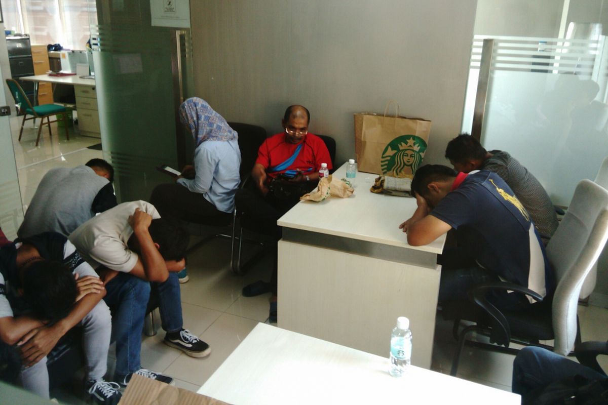 Belasan TKI ilegal yang hendak kerja di Malaysia diamankan pihak Imigrasi Kelas I Khusus Jakarta Selatan di Bandara Halim Perdanakusuma, Jakarta. Saat ini belasan TKI tersebut diamankan di kantor Imigrasi. Senin (17/4/2017)