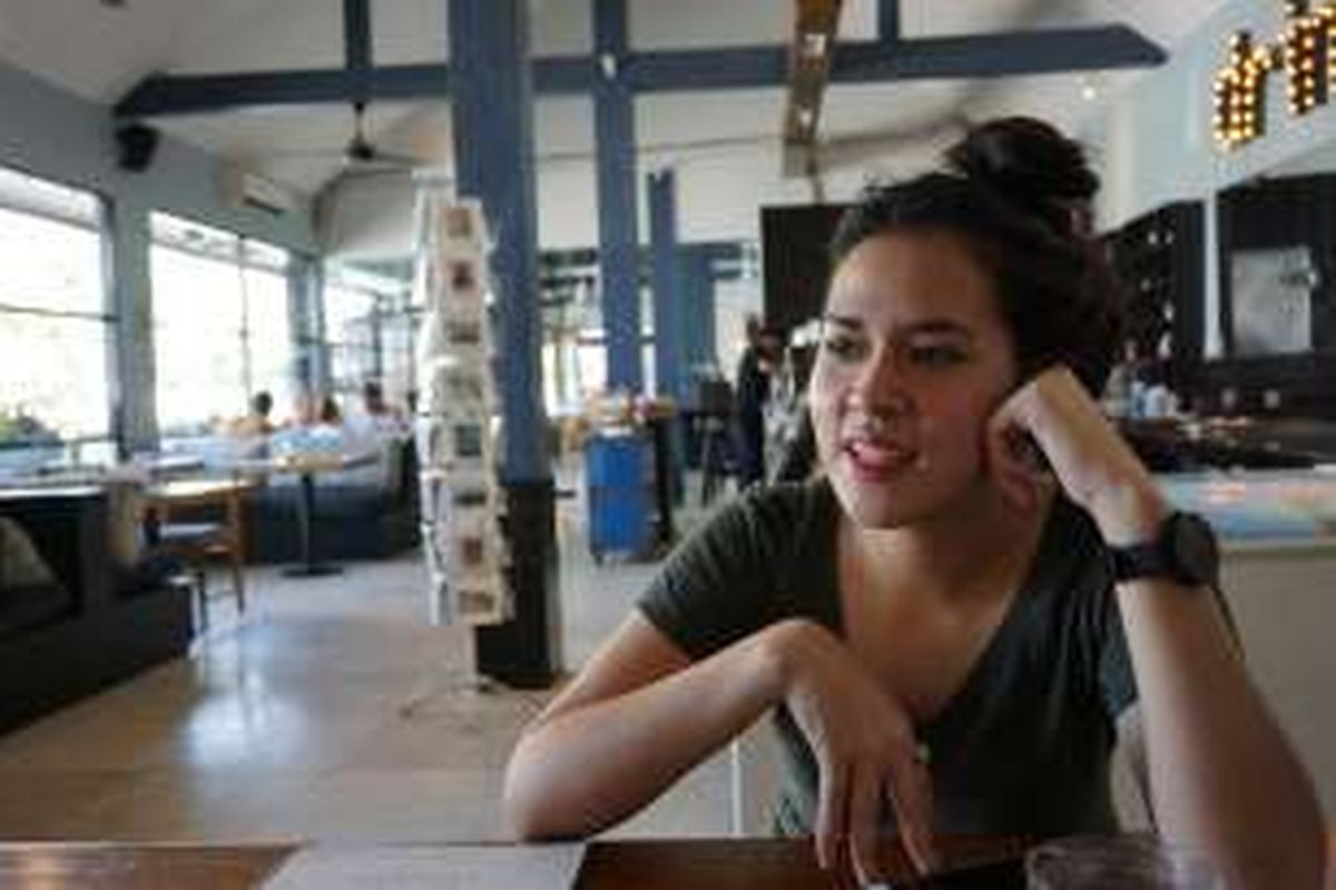 Vokalis Raisa Andrianinsaat diabadikan di kawasan Seminyak, Bali, Minggu (24/4/2016).