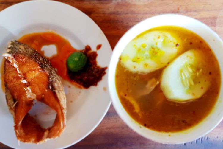 Sup ikan dan ikan goreng di Warung Mak Beng, Bali. 