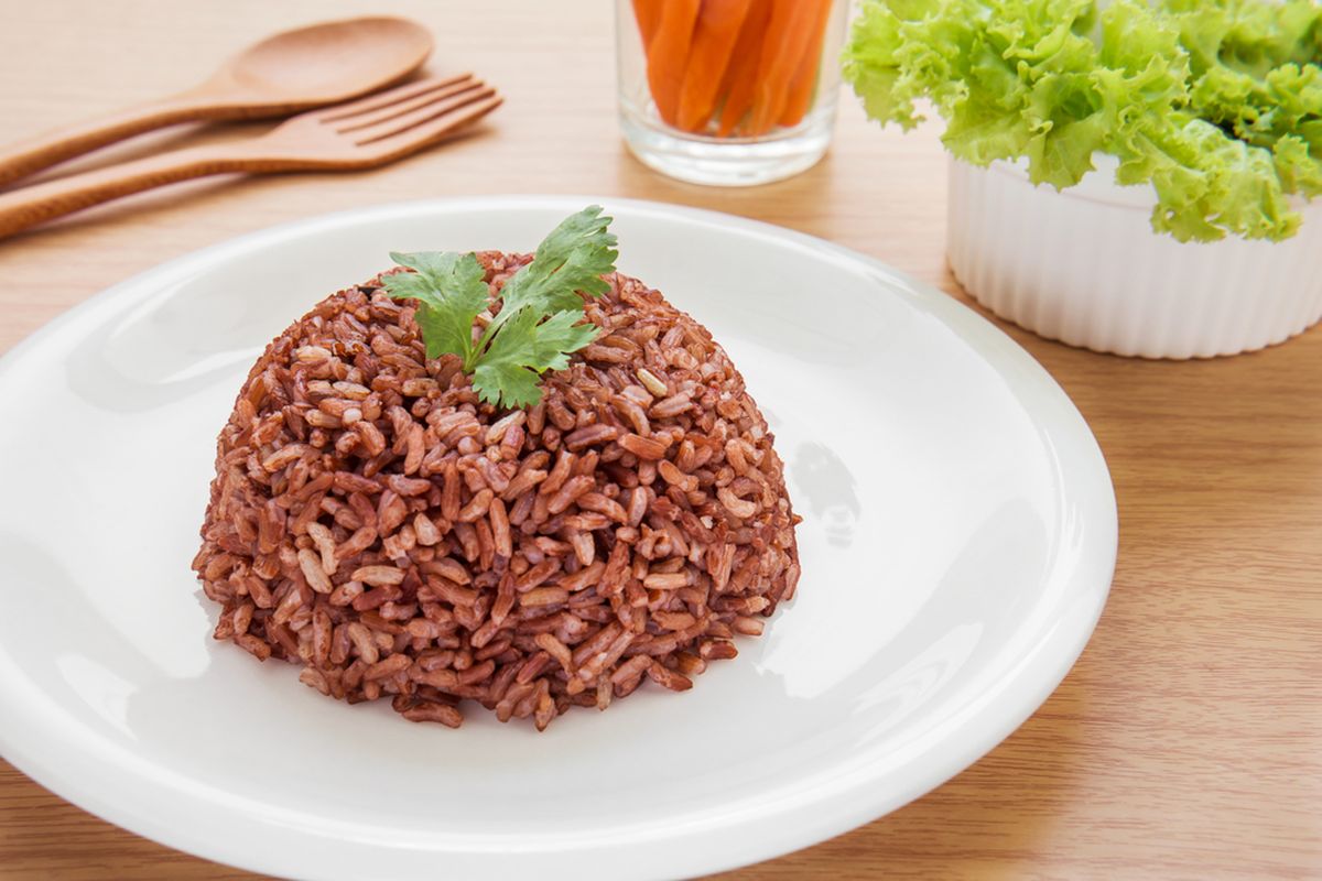 Nasi merah adalah makanan yang mengandung karbohidrat tinggi yang juga kaya antioksidan. Mengganti nasi putih dengan nasi merah ke dalam bahan nasi goreng, dapat membuat menu ini menjadi lebih sehat dikonsumsi.