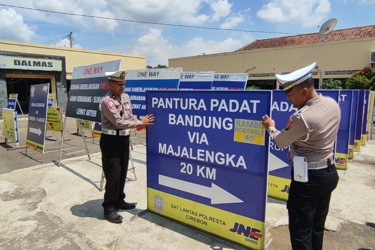 Satlantas Polresta Cirebon Jawa Barat menyiapkan sejumlah papan penunjuk arah serta rambu rambu lalu lintas lainnya untuk menunjang pelaksanaan arus mudik dan balik 2024, pada Selasa (2/4/2024) siang