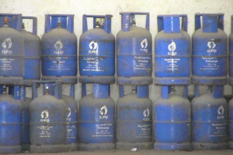 Tumpukan LPG non-subsidi di salah satu agen yang ada di Lumajang, Kamis (3/3/2022)