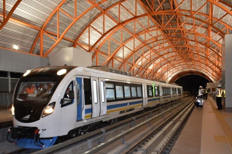 Kereta LRT berada di stasiun OPI Mall Jakabaring Palembang, Sumatera Selatan