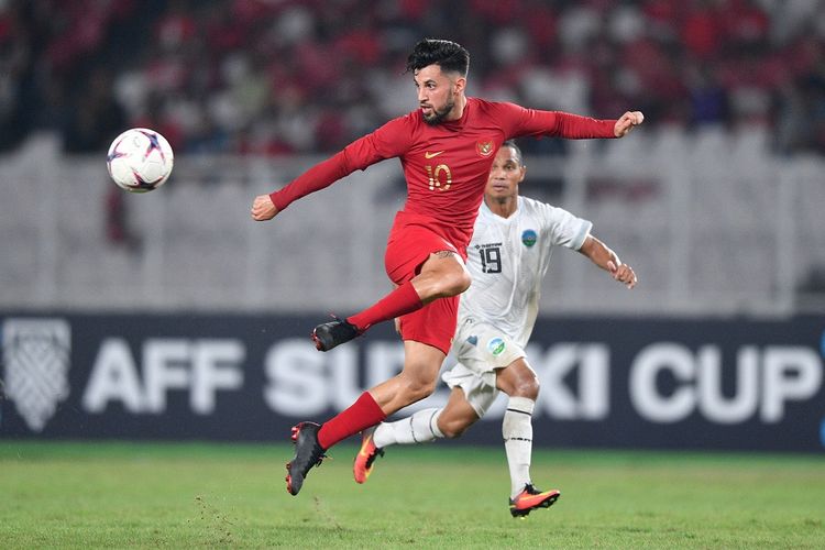 Pemain timnas Indonesia Stefano Lilipaly (kiri) menerima operan dibayangi pemain timnas Timor Leste Feliciano Pinheiro Goncalves dalam penyisihan grub B Piala AFF 2018 di Stadion Utama Gelora Bung Karno, Jakarta, Selasa (13/11/2018). Indonesia menang 3-1. ANTARA FOTO/Sigid Kurniawan/aww.