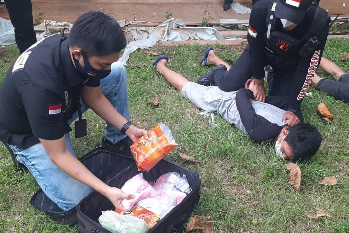 Satuan narkoba Polres Jakarta Barat tengah meringkus tiga orang kurir narkoba di kawasan Pondok Aren, Tangerang Selatan, pada Kamis (22/10/2020). Ditemukan pula sebuah koper berisi pil ekstasi dan narkoba jenis sabu.