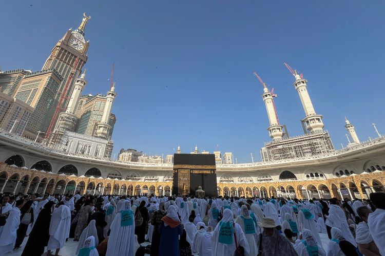 Ribuan jamaah tengah mengikuti umrah di Tanah Suci.