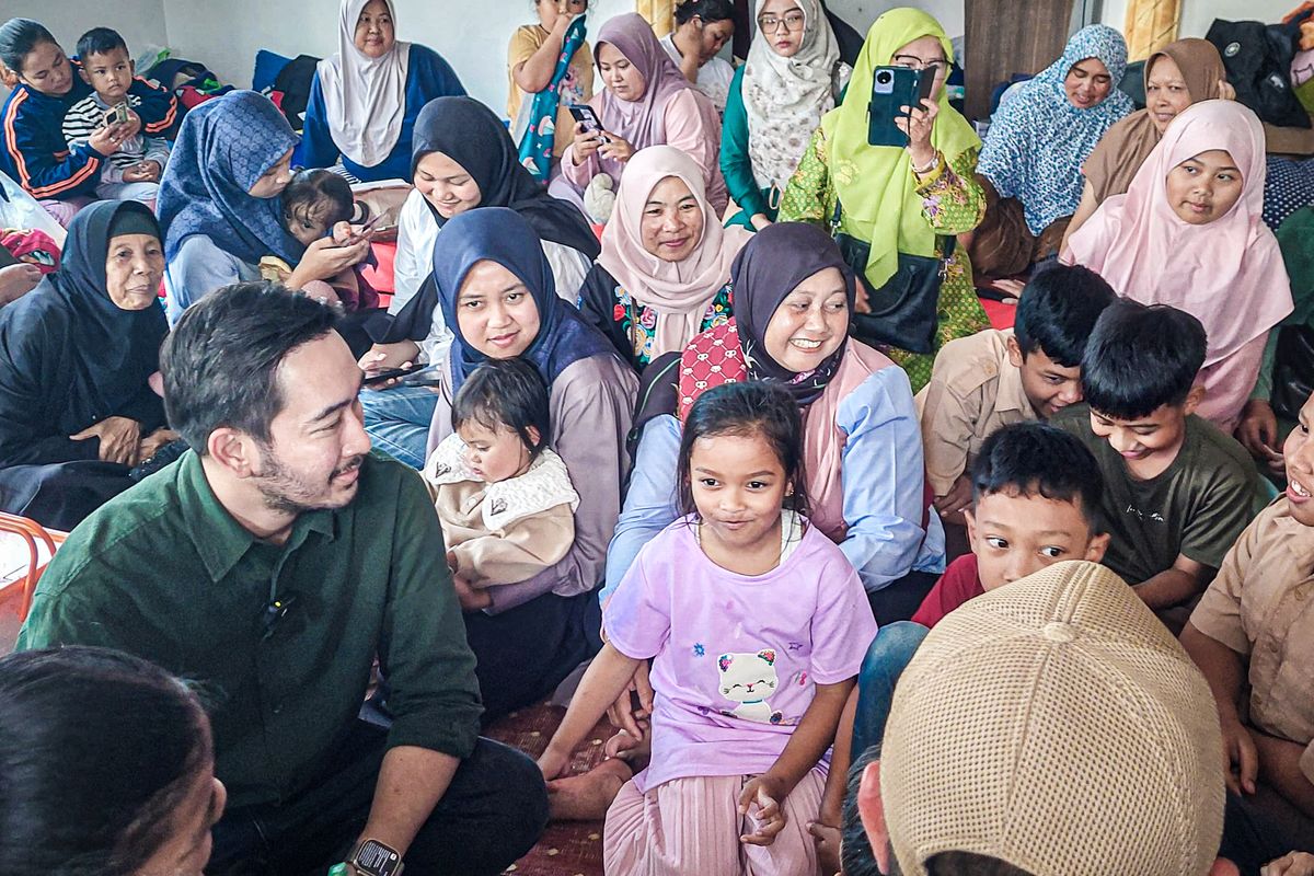 Bupati Bandung Barat, Jeje Ritchie Ismail mengunjungi warga terdampak bemcana longsor yang mengungsi di masjid di Kampung Areng, Desa Wangunsari, Kecamatan Lembang, Kabupaten Bandung Barat (KBB), Jawa Barat, Sabtu (17/5/2025).