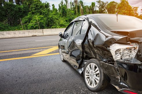 Honda Jazz Terguling dan Terbakar di Pademangan karena Pengemudi Hilang Kendali