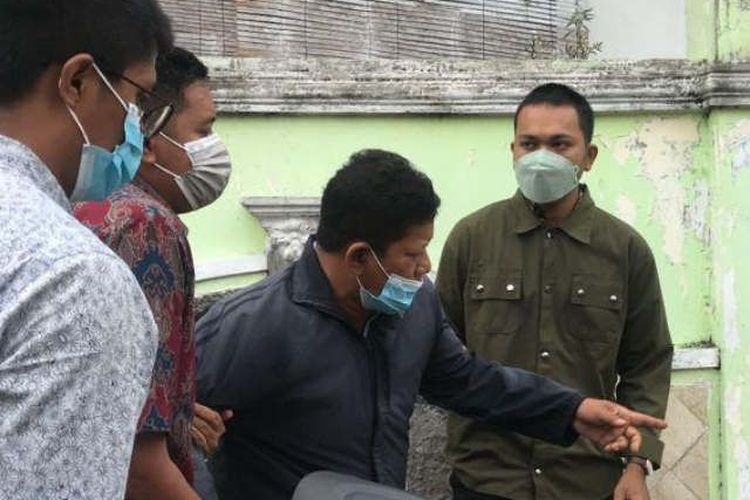 Petugas Kejaksaan Negeri (Kejari) Semarang menangkap terpidana kasus pemalsuan surat, Setyo Nuryanto, yang sudah 10 tahun buron di Semarang, Jumat (29/10/2021). 