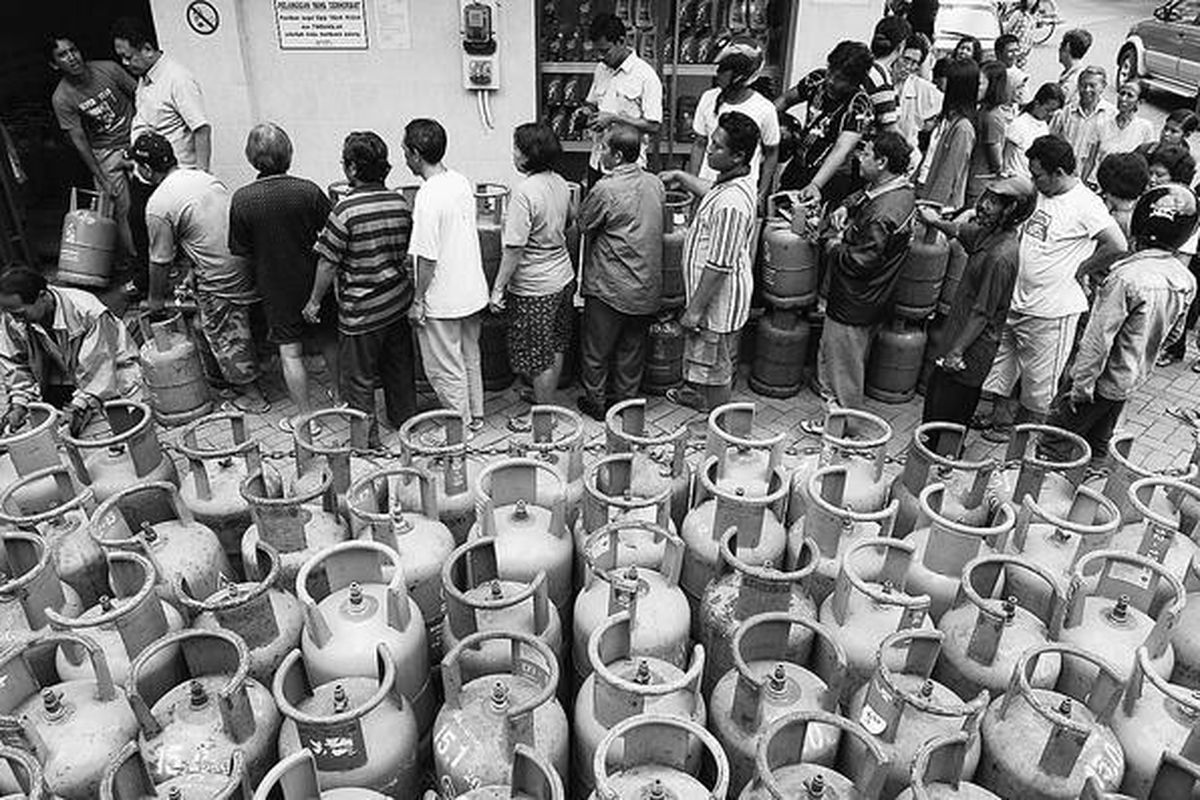 Tidak adanya persediaan elpiji di sejumlah pengecer dan agen membuat warga menyerbu SPBU yang masih menyediakan elpiji 12 kilogram dengan harga Rp 69.000. Di SPBU Manyar Kertoarjo, Surabaya, Jawa Timur, Selasa (16/12), warga antre berjam-jam untuk menunggu truk pengangkut elpiji tiba.  