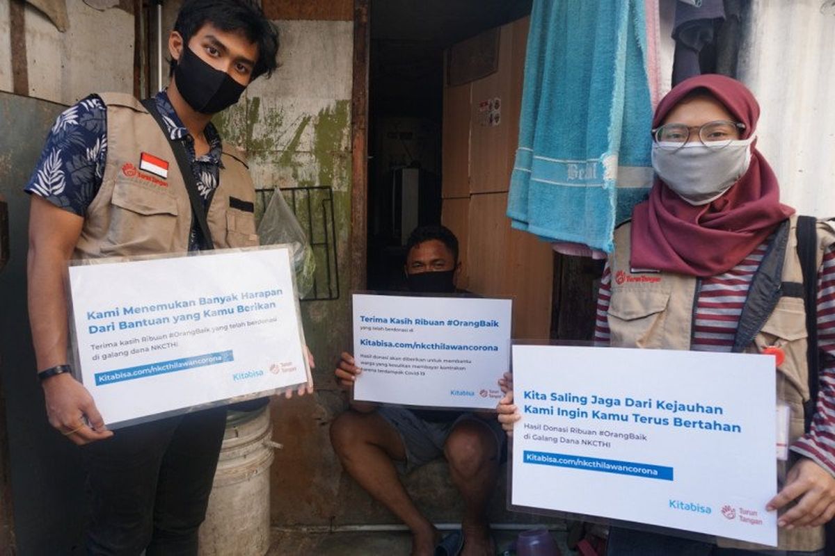 Relawan TurunTangan menyalurkan bantuan kepada masyarakat miskin di wilayah Jakarta melalui gerakan #BayarinKontrakan, Rabu (29/7/2020) 