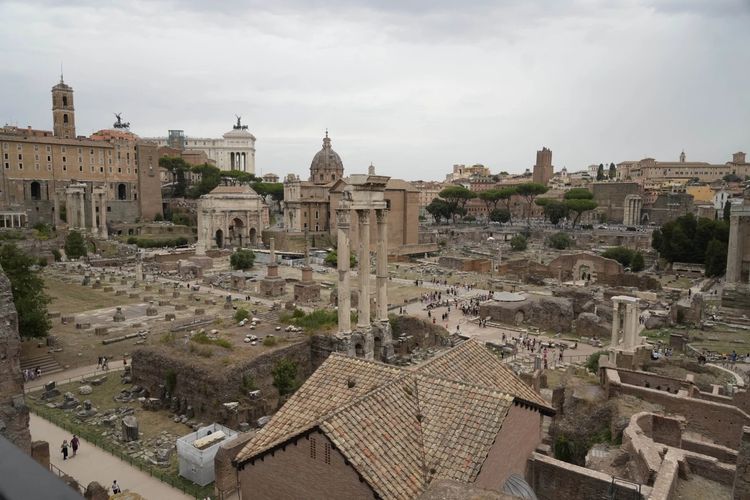 Suasana Roman Forum dilihat dari balkon Tiberiana, sebuah palazzo kekaisaran Romawi kuno yang terletak di atas Bukit Palatine di Roma, Italia, Rabu (20/9/2023), ketika dibuka kembali setelah 50 tahun. 