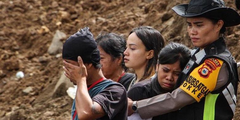 Keluarga korban tanah longsor di Palangka, Kelurahan Manggau, Kecamatan Makale, Kabupaten Tana Toraja, Sulawesi Selatan, Senin (15/4/2024).