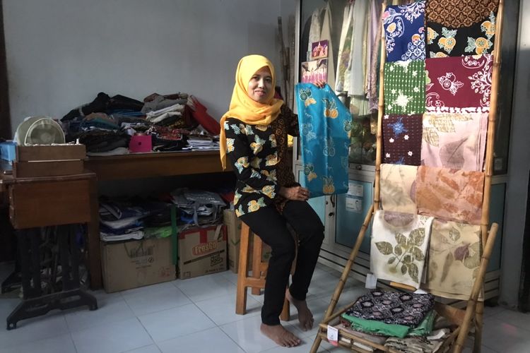 Pelaku Usaha Mikro Kecil Menengah (UMKM) di bidang batik, Hastin Atasasih (46) asal Kedungkamal, Grabag, Purworejo menunjukkan koleksi batik khas Purworejo di rumahnya, Rabu (11/5/2022) siang. Batik Purworejo memiliki motif-motif khas yang berasal dari hasil bumi dan kesenian.