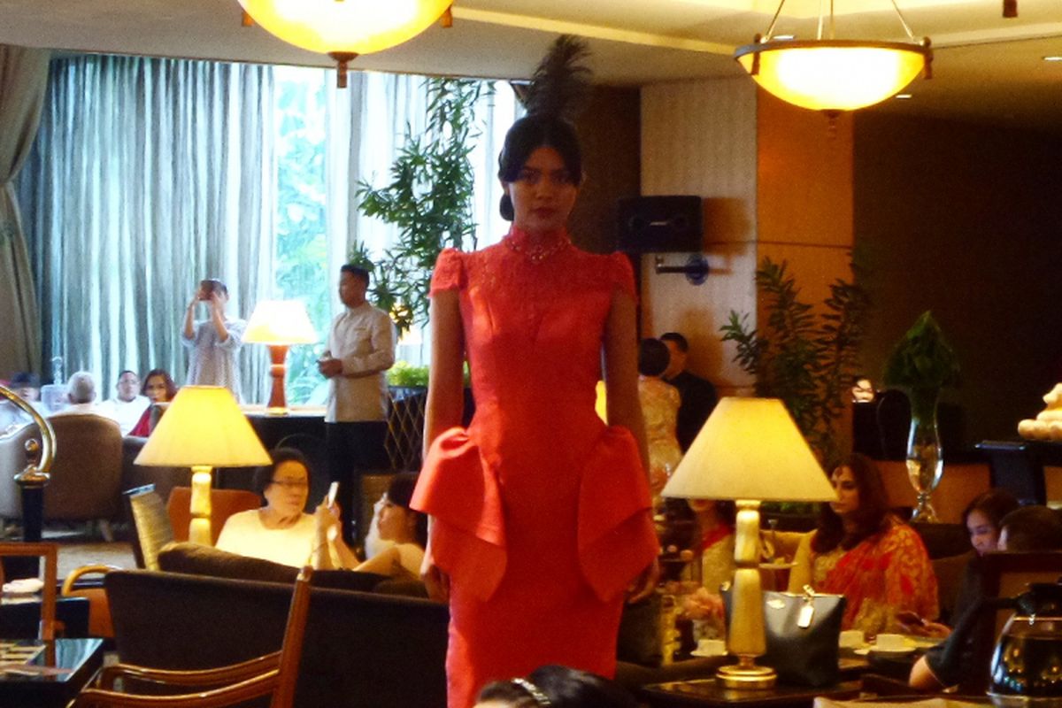 Peragaan busana koleksi The Golden Muse by SebastianRed rancangan Sebastian Gunawan dan Christina Panarese, di Cascade Lounge Hotel Mulia Senayan, Jakarta, Rabu (17/1/2018).