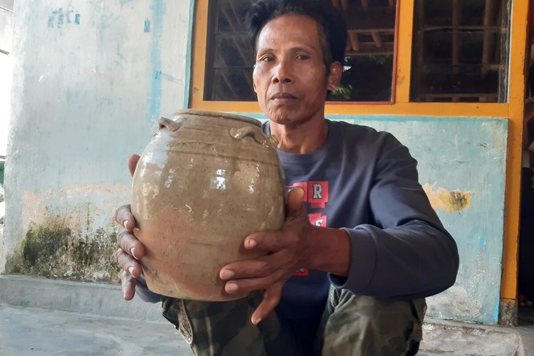 Harun Tala (60), warga Dukuh Karanganyar, Desa Mranggen, Kecamatan Jatinom, Kabupaten Klaten, Jawa Tengah menunjukkan benda kuno diduga peninggalan sejarah di rumahnya, Rabu (8/6/2022).