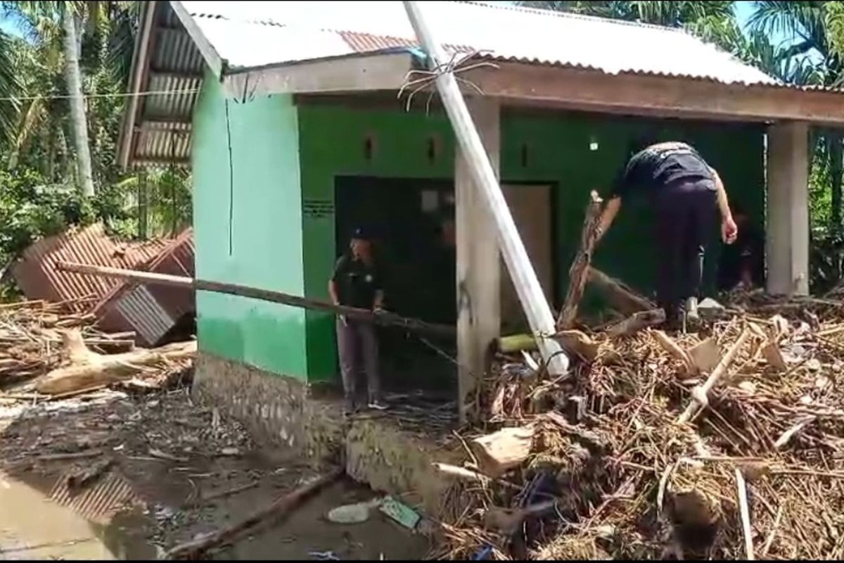 Rumah Terendam hingga Leher, Wabup Kaur Turun Tangan Gotong Royong Bersihkan Sisa Banjir