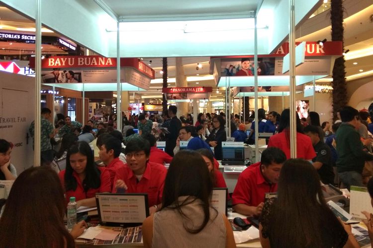 Stan paket wisata dari salah satu travel agent sibuk melayani pembeli di Cathay Pacific Travel Fair, Kamis (8/2/2018). Suasana di Cathay Pacific Travel Fair 2018, yang diselenggarakan 8-11 Februari 2018.