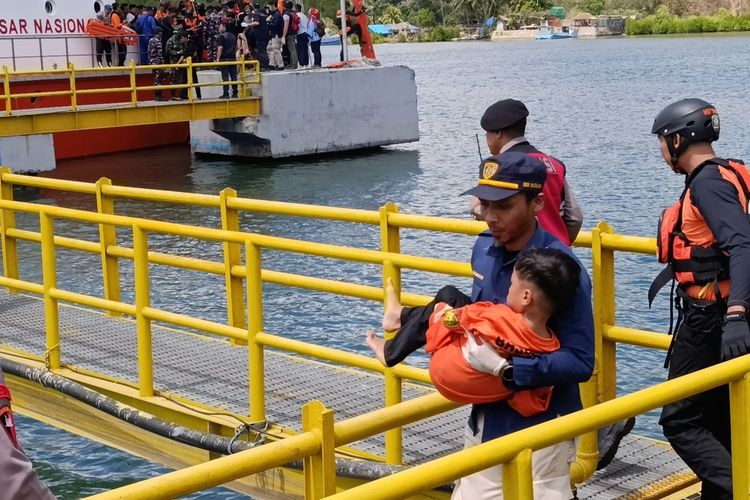 KMP Putri Yasmin Terbakar di Selat Lombok, 1 Meninggal, 35 Penumpang Dievakuasi ke Padangbai