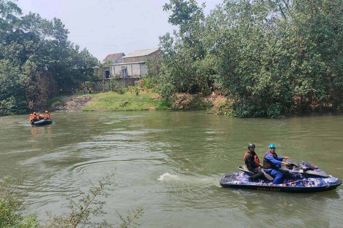 Pencarian hari kedua akhirnya menemukan ADK (12) warga Desa Kedunganyar, Kecamatan Wringinanom, Gresik, Jawa Timur, yang hilang tenggelam di sungai desa setempat.
